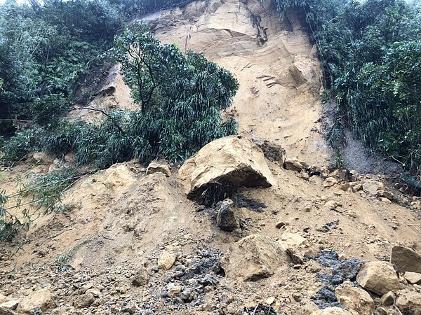 基隆連日大雨，南榮路八堵隧道上方大量土石崩落。圖／基隆市政府提供