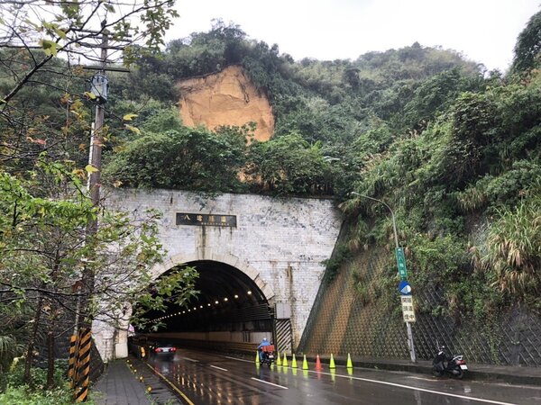 基隆連日大雨，南榮路八堵隧道上方大量土石崩落。圖／基隆市政府提供