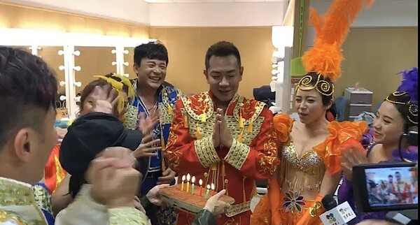 王瞳日前參加除夕特別節目「民視第一發發發」錄影,攝影棚內為江俊翰慶生。圖/民視提供