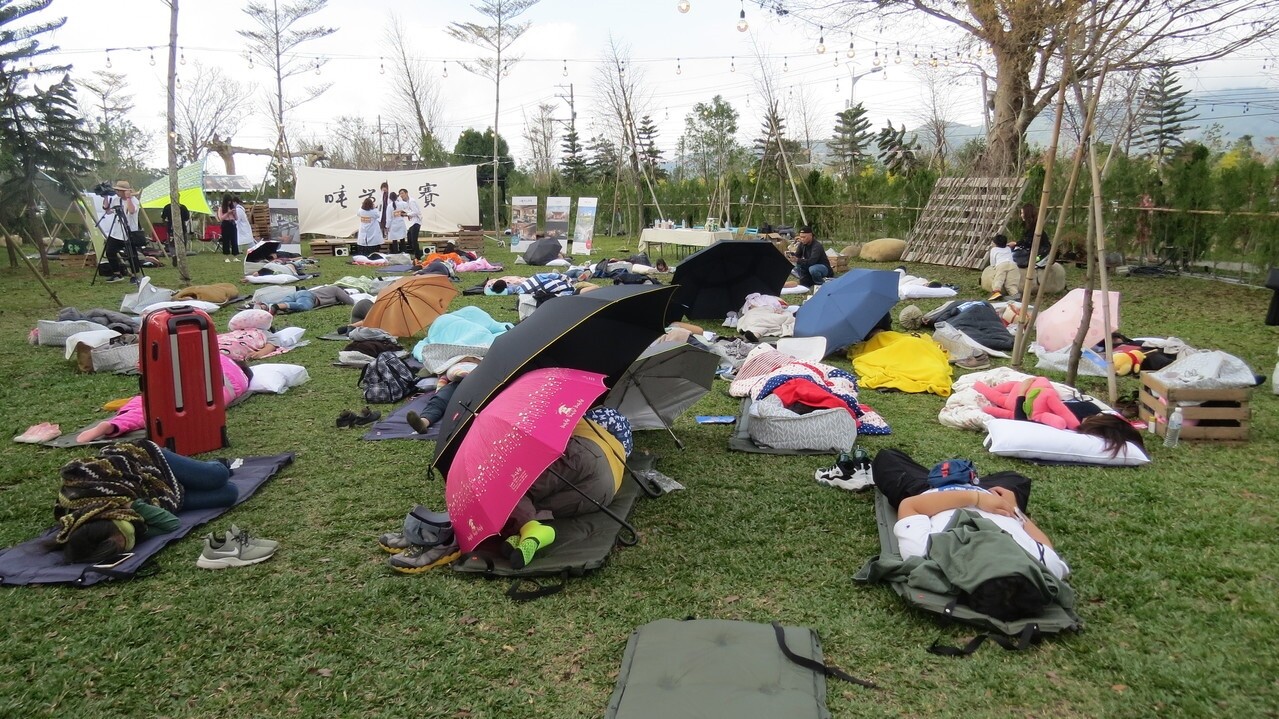 一場別開生面睡覺大賽今天在苗栗縣卓蘭鎮登場，選手拿出渾身解數爭奪好成績。圖／記者范榮達攝影