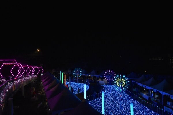 50萬顆LED燈讓大佛亮起來，全長超過2公里的燈區，從八卦山牌樓一路璀璨至整條天空步道。圖／彰化縣府提供