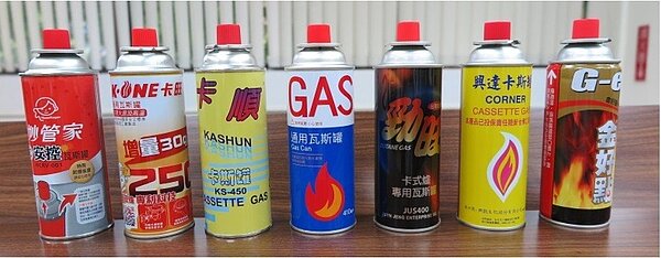 卡式爐便於輕巧易攜帶，但使用不當爆炸意外卻層出不窮，瓦斯罐作為攜帶式卡式爐所用之燃料容器，選購及使用瓦斯罐有14個提醒要注意。圖／標準檢驗局基隆分局提供