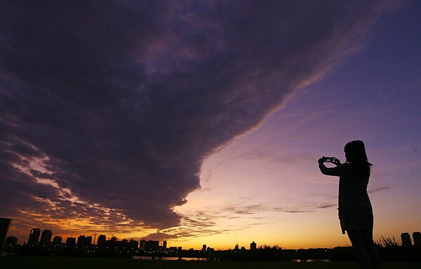 氣象局說,周四下半天後北台灣氣溫將快速下降,有從夏天再度回到冬天的感覺。本報資料照片