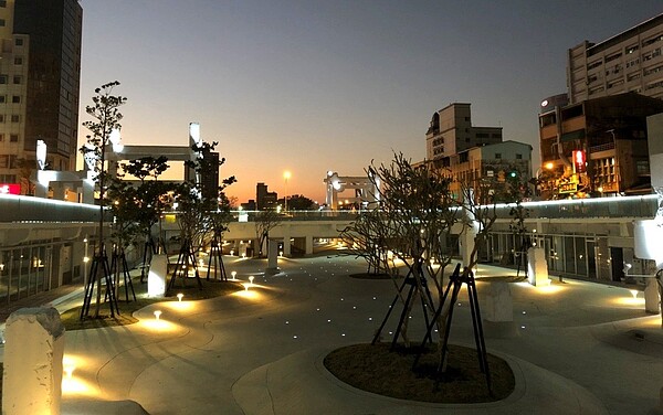 台南市中心的中國城拆除之後改建為「河樂廣場」,台南市政府今天公布多張廣場日夜美拍,讓大家驚訝「原來新的廣場這麼美」。圖/都發局提供