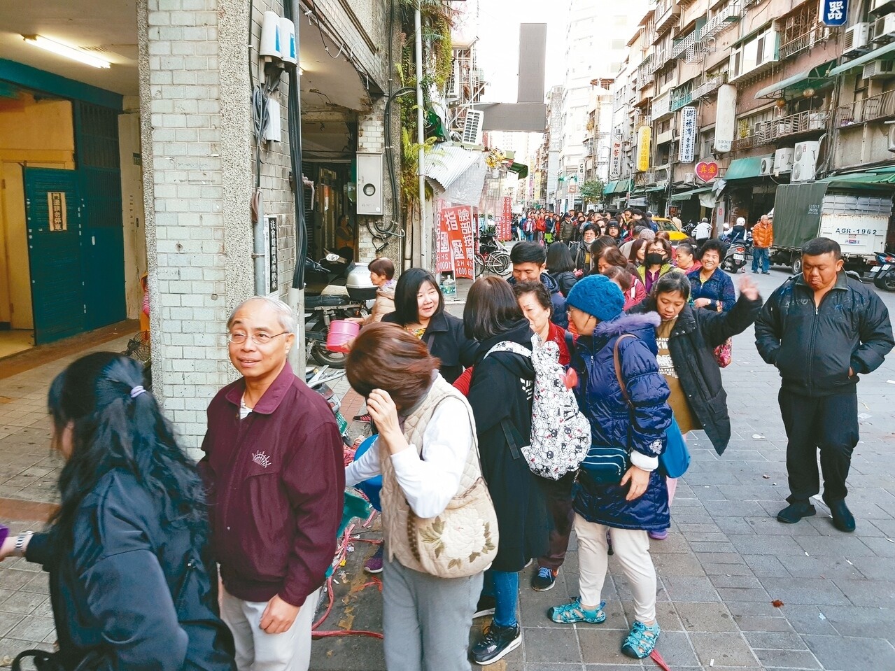 北市萬華龍山寺昨今兩天開放點燈報名，因昨天人多，臨時改為首日發1300張號碼牌。 記者翁浩然／攝影