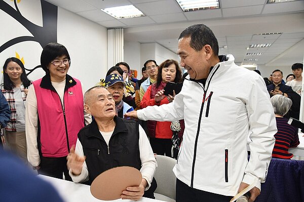 長輩們一同體驗中心內益智小遊戲。圖/新北市政府提供