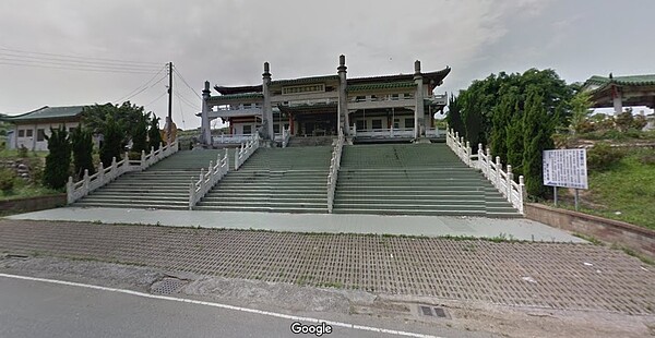 歷經4年工期、斥資超過1億8千萬元打造的台中市東勢殯儀館,終於在今年12月完工,台中市政府24日舉行落成儀式,預計明年初啟用。圖為東勢第一公墓/翻攝Google Maps