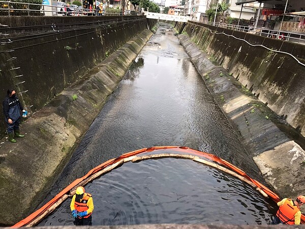 環保局布設攔油索阻卻油污擴散。圖/台北市政府提供