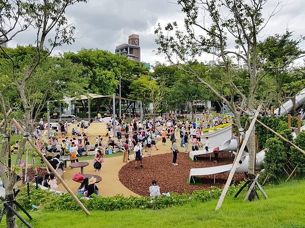 圖為中央藝文公園，遊戲場吸引許多民眾前來遊玩。圖／台北市政府提供