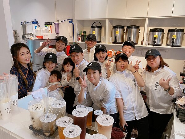 丫頭透露,手搖飲店和餐酒館今年的營業額都達標,現在旗下員工有上百人。圖/取自詹子晴臉書