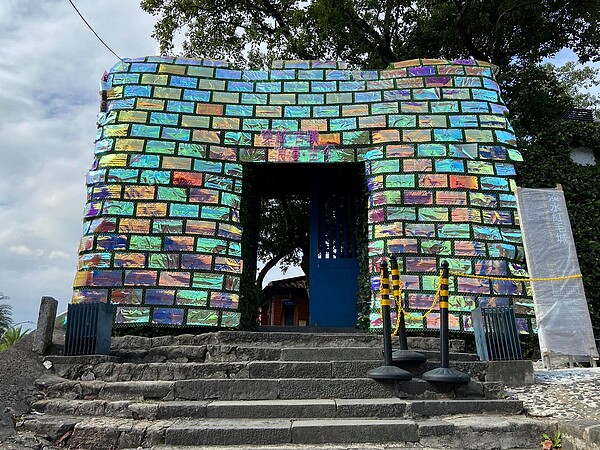 淡水紅毛城耶誕裝飾試掛火速撤除,因為民眾擔心有破壞古蹟疑慮。圖/取自臉書社團《細說淡水》