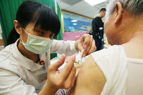 公費流感疫苗已開始施打。聯合報系資料照