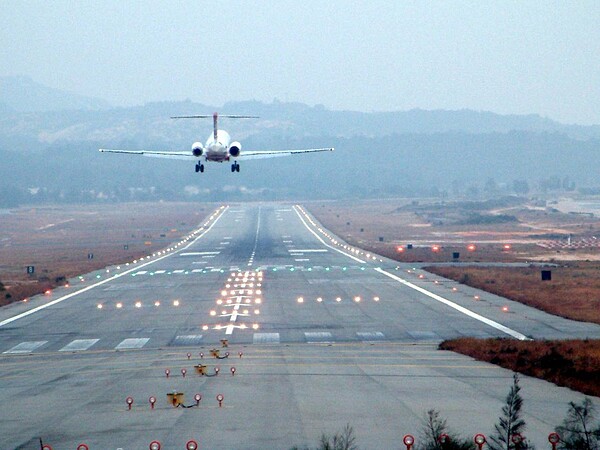 過年離島航線第二波加班機昨天下午6時開賣。聯合報系資料照