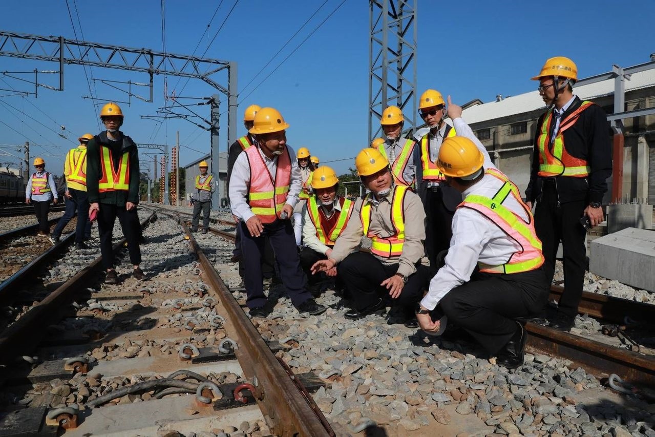 交通部長林佳龍（前排右二）今天上午視察台鐵成功追分段鐵路雙軌化新建工程。記者趙容萱／攝影