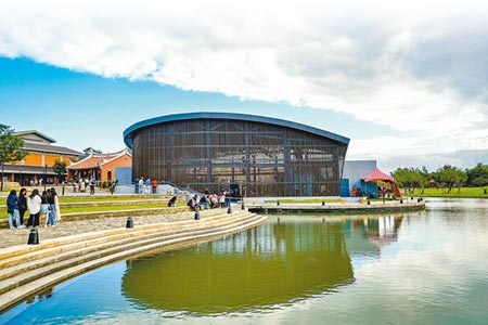 國立傳統藝術中心宜蘭園區的臨水劇場昨日開幕啟用，將作為表演者發揮的舞台。（李忠一攝）