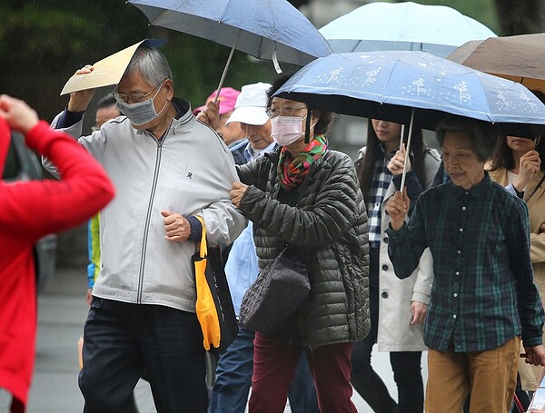 明天、周四受到鋒面雲系南下及東北風增強的影響，將會比較濕冷。本報資料照片