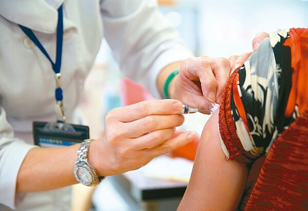 衛福部疾管署昨呼籲合乎公費流感疫苗接種條件者盡快接種。 記者余承翰／攝影