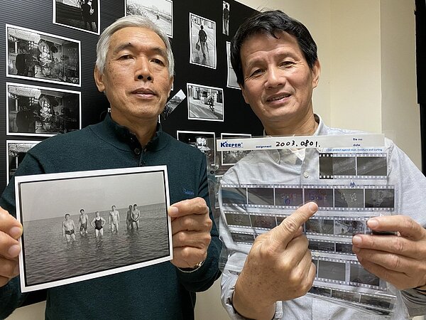 程許忠(右)16年前在沙崙海水浴場拍下一群晨泳客,沒想到日前在聚會上遇到其中一員,他當天也將照片送給對方,成為了今年最美的耶誕禮物。圖/淡水古蹟博物館提供