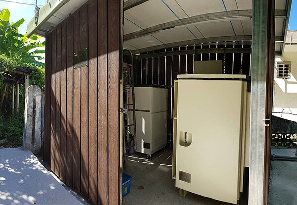 桃園市後山復興區奎輝里辦公室防災智慧電網,一旦天然災害可提供該處緊急避難場所電力持續72 小時不斷電。 圖/市府經發局提供