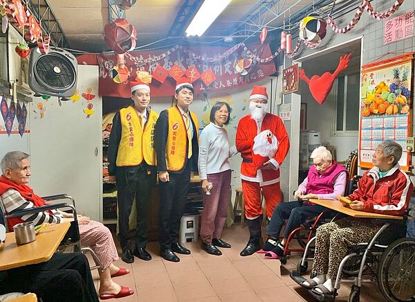 永慶房屋特別幫仁慈里陳麒中里長準備聖誕老人裝，永慶人也戴上耶誕頭飾化身小天使。圖／永慶房屋提供