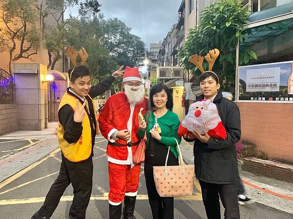 仁慈里陳麒中里長和永慶人共同為里民送上聖誕快樂祝福。圖／永慶房屋提供