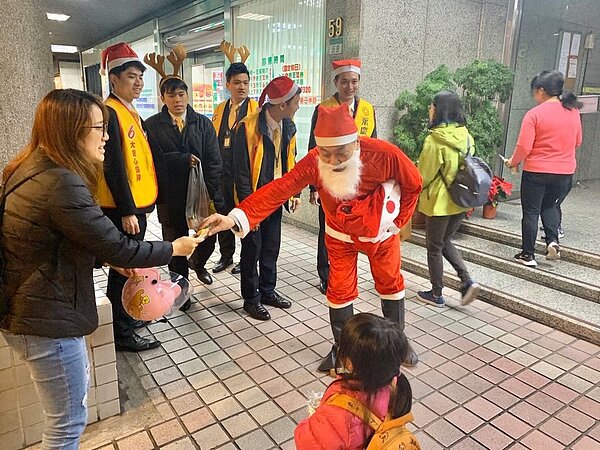 永慶房屋和仁慈里陳麒中里長繞行仁慈里，送上聖誕快樂祝福並發送糖果。圖／永慶房屋提供