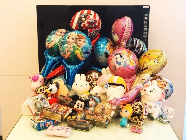 永慶房屋準備卡通圖案氣球和糖果，陪大、小朋友同樂。圖／永慶房屋提供