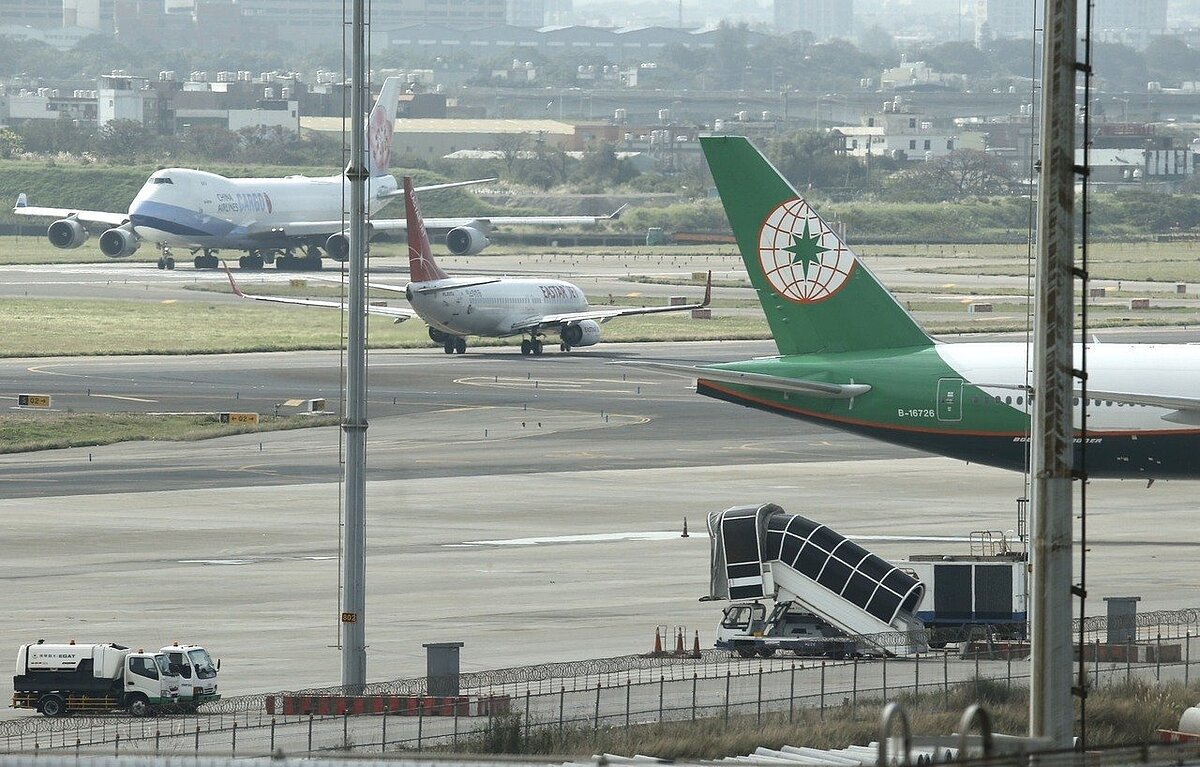 桃園機場春節加班機上看840架次,遠超過機場原始設計量負荷,班次密集容易提升地安危險因子,考驗著空勤、地勤人員的作業。圖為桃園機場南跑道頭航機排隊起飛畫面。記者陳嘉寧/攝影