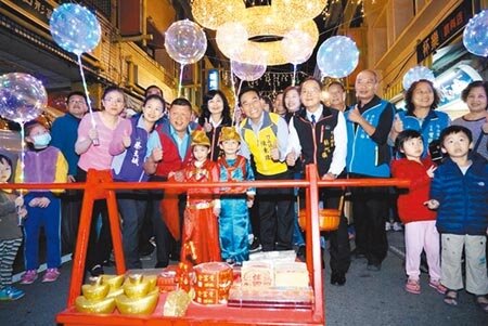 竹山燈會開跑,2020年元旦起,蒐集點數可以兌換紫南宮招財錢母。(廖志晃攝)