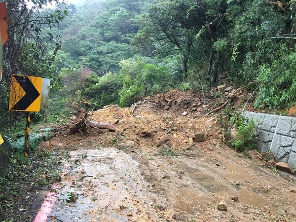 巴拉卡公路12月初土石崩塌，預計要明年1月31日前才開放通車。圖／台北市新工處提供