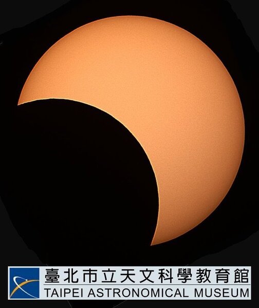 今天下午12時33分起，全國將可陸續看見「日偏食」奇觀。圖／取自台北天文館官網