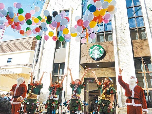 台中麗寶OUTLET二期25日展開試營運,活動在耶誕舞蹈及繽紛氣球升空下揭開序幕。(陳淑娥攝)