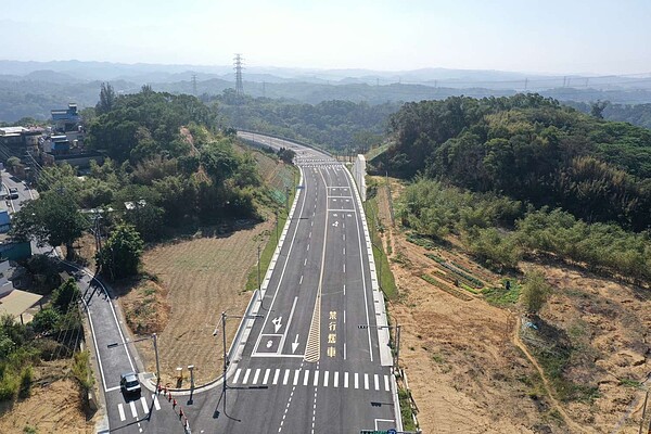 新竹市茄苳向東道路25日通車，用路人不必再擠5米小路。圖／新竹市工程處提供