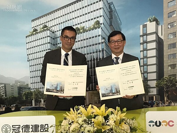 台北市都更中心推動的「松山民權東公辦都更案」,12月26日正式簽約,由台北市副市長彭振聲(右)和冠德建設董事長馬志綱(左)代表簽約。好房網News記者李彥穎攝