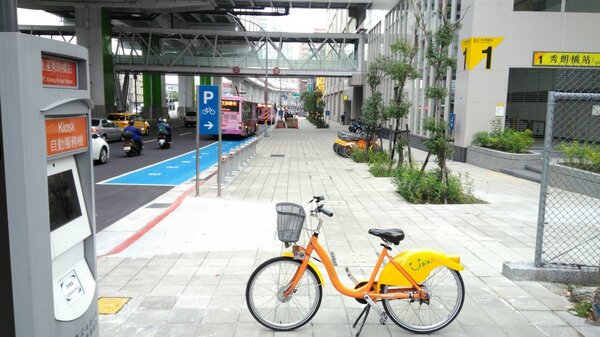 捷運秀朗橋站、捷運景安站的YouBike站將於27日提前啟用。新北市政府提供