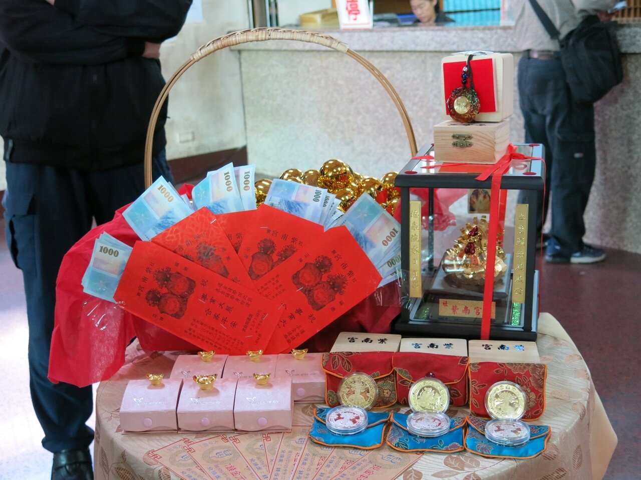 竹山紫南宮主委莊秋安上午宣布鼠年錢母進行大改版,錢母圖騰上使用兩隻庚子鼠各抱如意和元寶,再環抱鑲有福字的大葫蘆。記者黑中亮/攝影