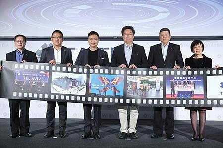 外貿協會26日舉辦年終記者會，董事長黃志芳（左三）出席帶領主管一同合影。黃志芳表示，2020重點將會放在新南向市場2.0、數位轉型及與美深化合作等項目。圖／王德為 