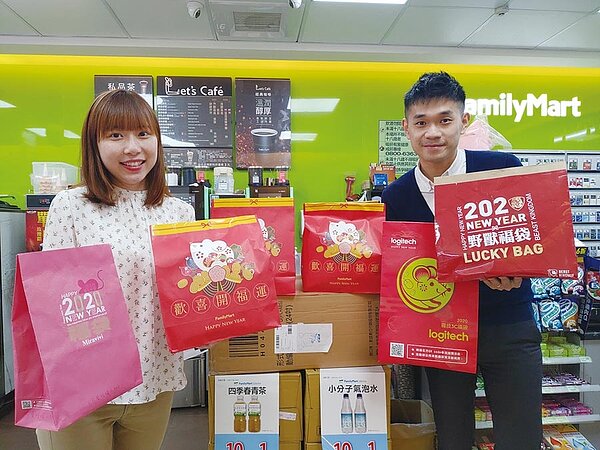 「全家」錢鼠福袋將於1月1日正式開賣,抽獎獎項與贈品全面升級,除了推出LEXUS百萬車款,更有10萬元刷卡金、健身房一年會員等大獎。圖/全家提供