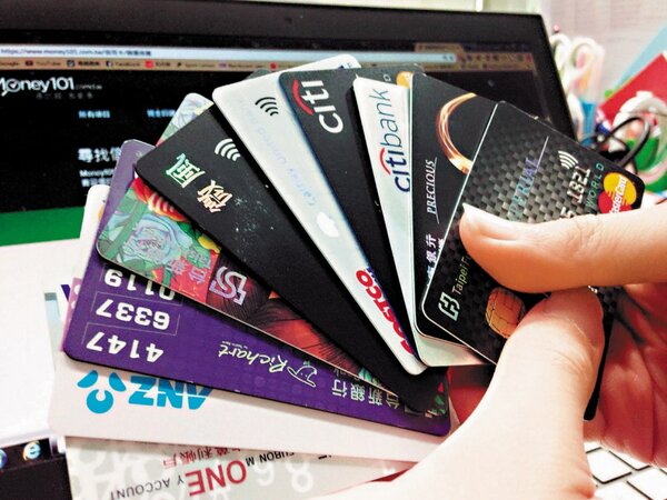 有網友在網路上詢問「大家信用卡都是用哪一張當主力？」，沒想到答案超一致。 圖／聯合報系資料照片