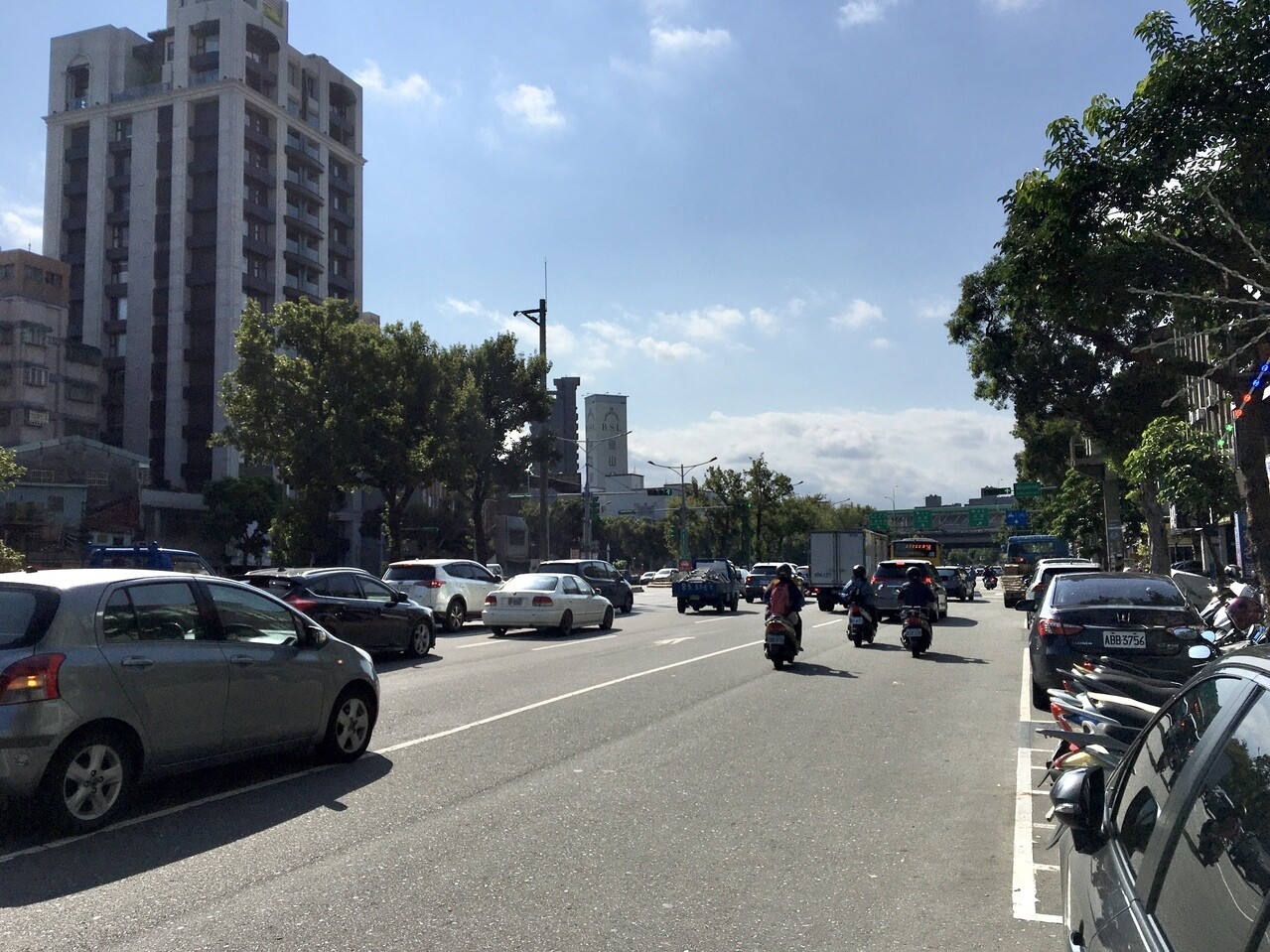 為鼓勵民眾多使用手機智慧支付,北市停管處今公布「智慧支付繳納路邊停車費享9折優惠」及「路邊機車自主開單繳費折5元優惠」,將延長半年至明年6月30日。記者郭頤/攝影