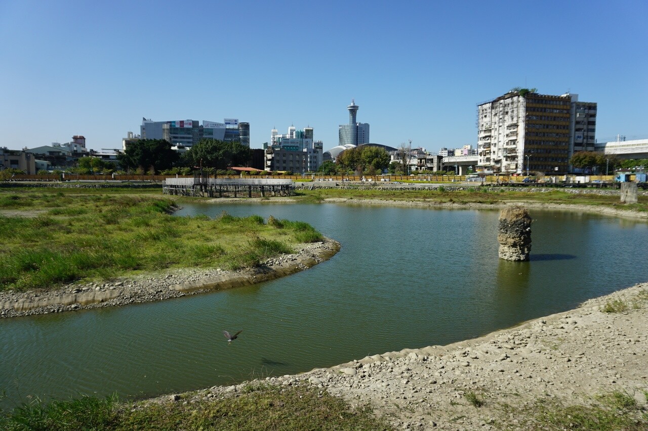 台中市打造低碳城市，擬定引風、增綠、留藍等3大政策方向，市府將管制河岸兩側，特定開發區得進行風廊模擬，保留城市水資源，來對抗熱島效應。記者洪敬浤／攝影