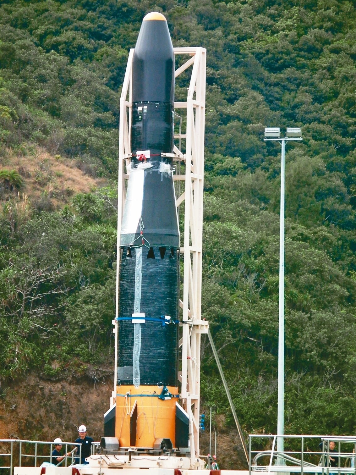 晉陞太空科技公司自製台灣第一枚探空火箭「飛鼠一號」，昨天在台東達仁鄉南田部落試射場亮相。 記者尤聰光／攝影