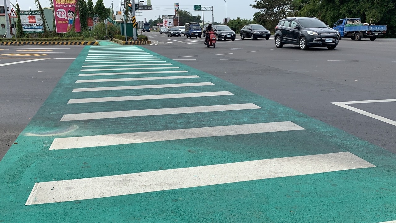 公路總局第五工程處新化工務段在台南新化外環道與台20省道路口，試辦抗滑係數高的「綠色斑馬線」，令駕駛覺得很新奇。記者吳淑玲／攝影