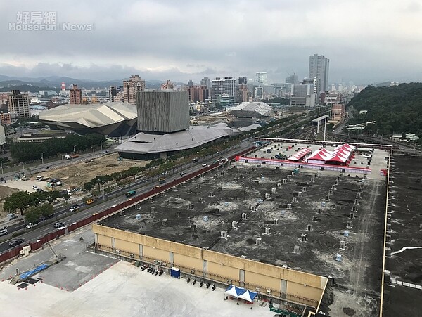 南港機廠社宅基地位於台北市忠孝東路七段，對面的特殊造型建築就是台北流行音樂中心。好房網News記者李彥穎攝