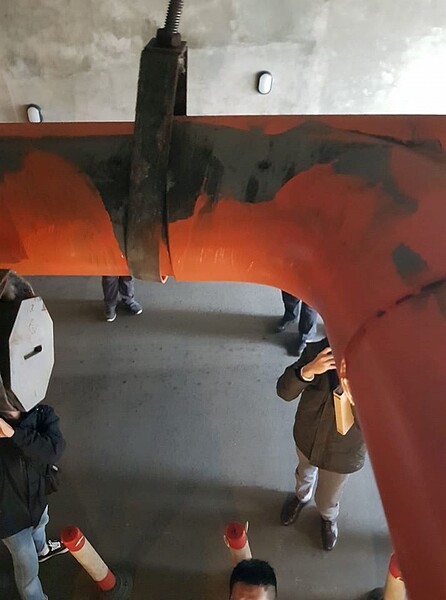 立委黃國昌實地勘查南港國宅,拍下疑似塗漆造假的管線,並要求台北市政府追究廠商責任。照片翻攝黃國昌臉書