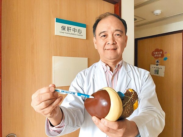 光田綜合醫院調查發現肝和肝內膽管癌是台中海線去年最奪命癌症,內科部部長暨血液腫瘤科主任柯萬盛醫師說明,可能與鄉親每5人就有1人慢性肝炎「高度相關」。(王文吉攝)