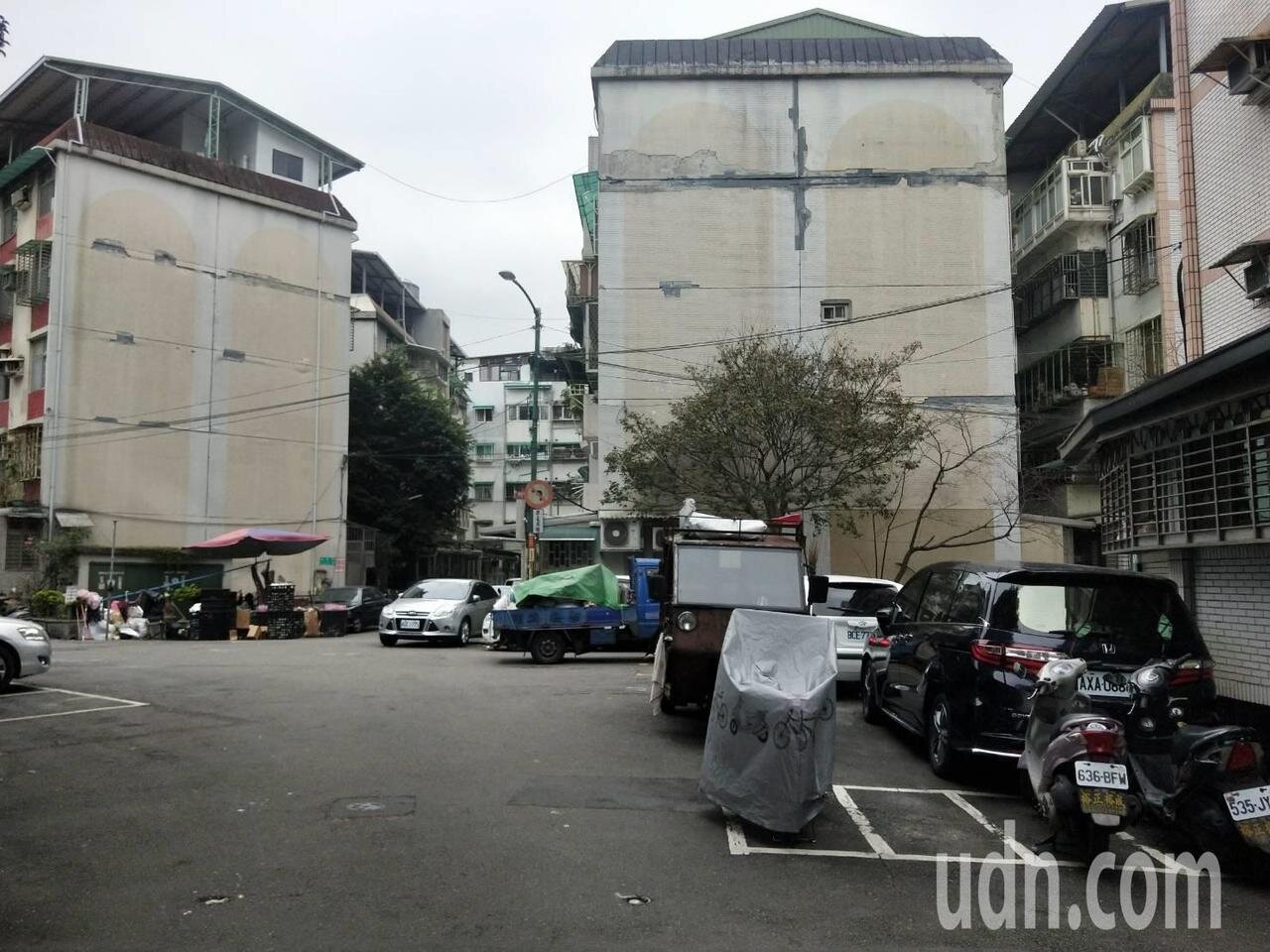 新北市新店區福園路住宅前有畫設機車格,但該條路為單行道,民眾質疑劃設機車格會造成出入不便,新北市交通局表示,停車格為早期區公所劃設,經了解後停車格也符合當地使用需求。記者江婉儀/攝影