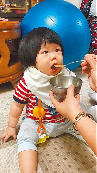 4到6個月以上的寶寶可以吃副食品,餵寶寶吃果泥,不僅可攝取攝取纖維質、同時可以訓練吞嚥,較喝果汁好。(鄭郁蓁攝)