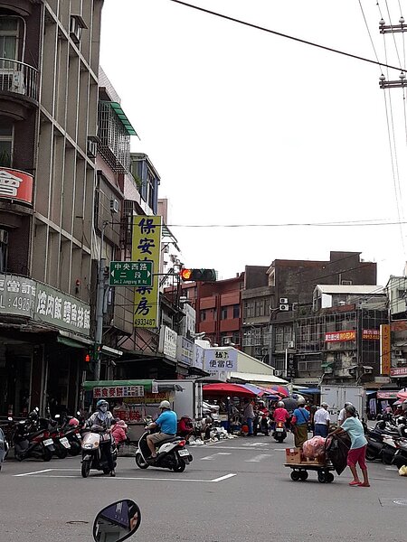 中壢新明市場旁的既成道路土地，桃市府、蔡男各持有87分之83、87分之4，桃市府經承受作價抵償，持分變百分之百所有，有利後續推動交通建設。圖／桃園分署提供