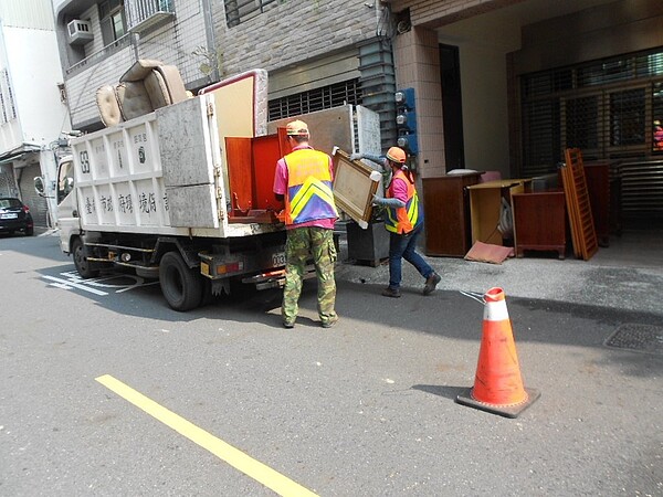 年關將近,大型家具清運請提早預約。圖/南市環保局提供